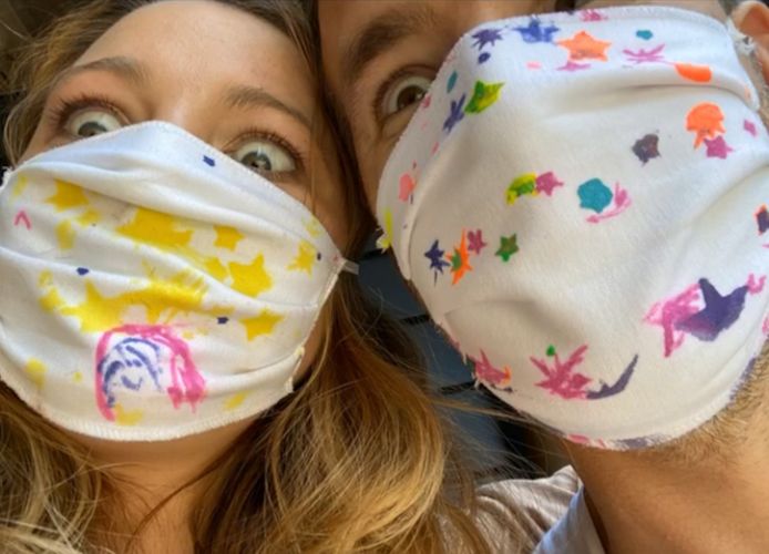 Blake Lively en haar man Ryan Reynolds in de mondmaskers die hun kinderen versierden.