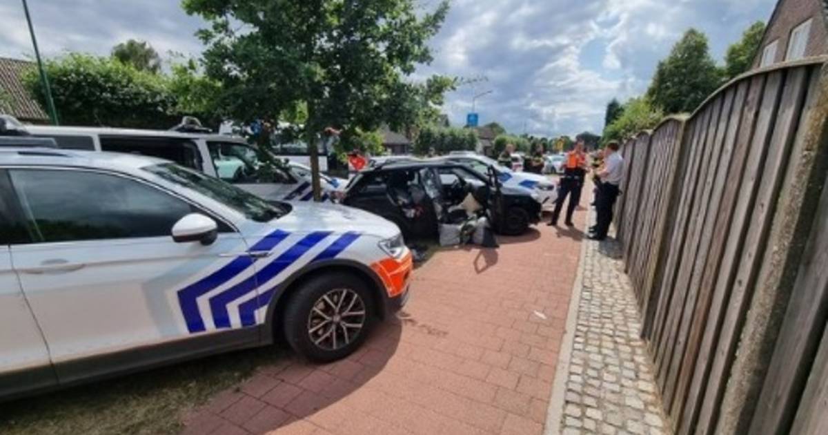 Automobilist (71) rijdt in op agent in Lommel, politie zet auto klem in