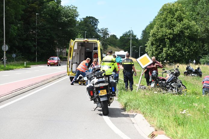 De motorrijder wordt door ambulancepersoneel in de ambulance gelegd. Hij kwam in botsing op de Nieuwe Ubbergseweg in Beek.