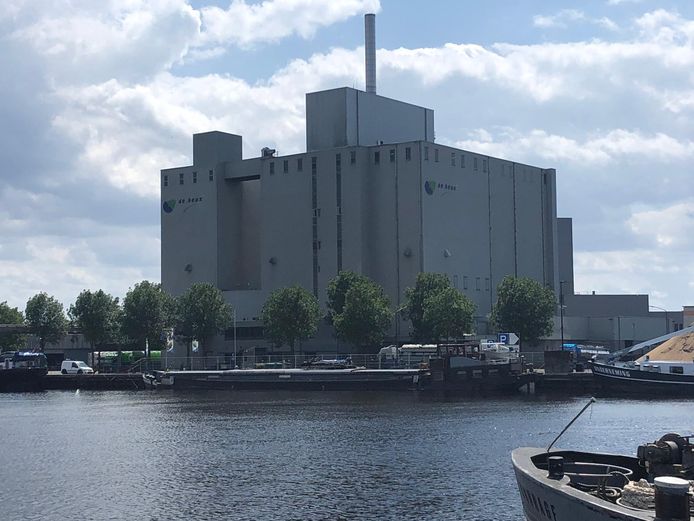 Gassen vrijgekomen op schip voor mengvoerbedrijf De Heus in Veghel.