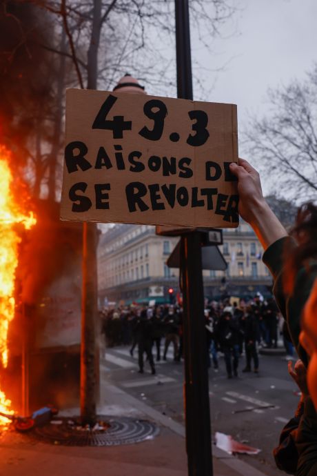 La violence monte d'un cran en France lors des manifestations, “inacceptable” pour Borne