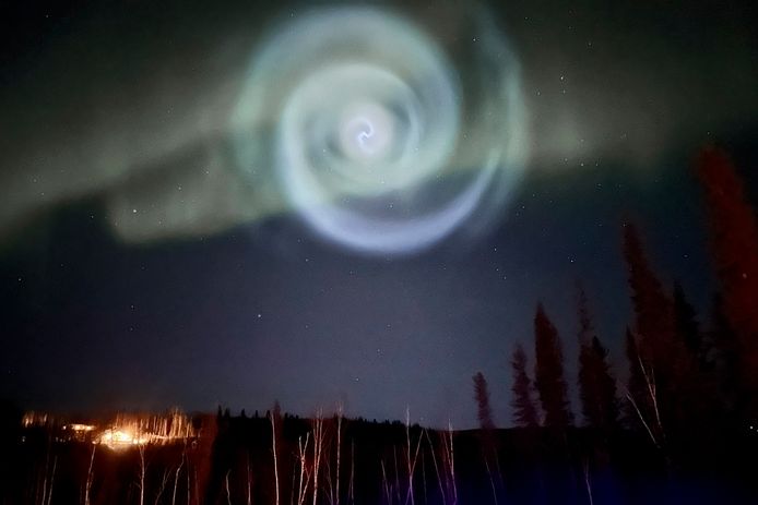 De lichtblauwe spiraal die verscheen samen met het noorderlicht in Alaska.