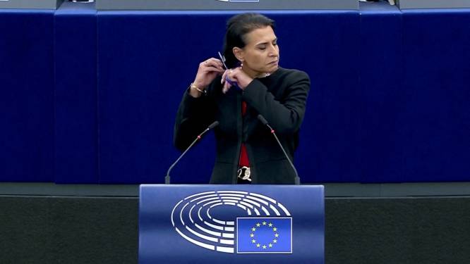 Une eurodéputée suédoise se coupe les cheveux dans l'hémicycle en soutien aux Iraniennes