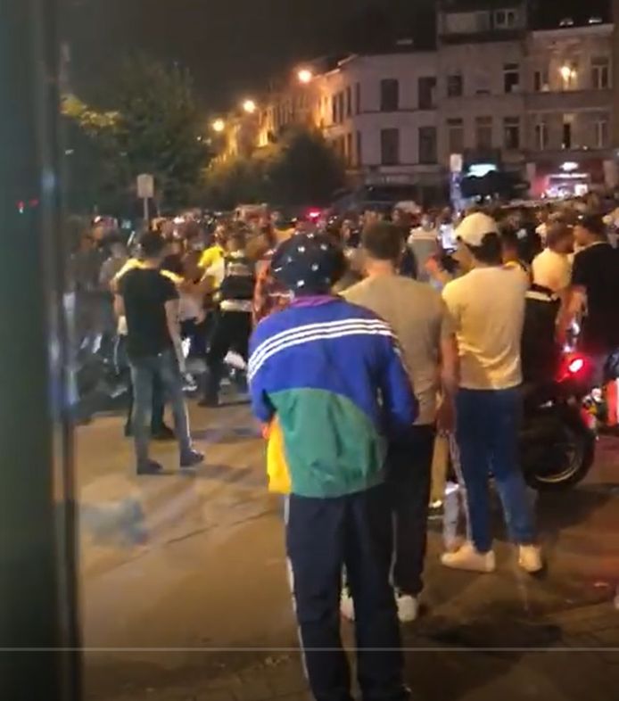In twee filmpjes is te zien hoe de politie belaagd wordt door een ziedende massa.
