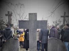 Familie rouwt in Dongen aan het oorlogsgraf van vier broers en een zus