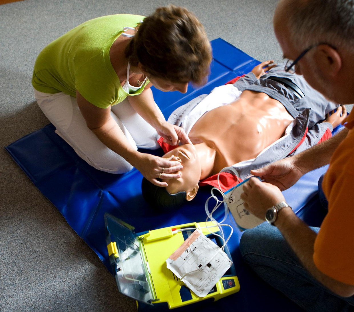 Reanimatie bij volwassenen en kinderen met oa hartmassage, het gebruik van de AED (automatische externe defibrillator) tijdens de cursus EHBO Beeld anp