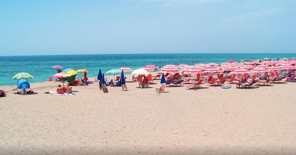 Turisti confusi dopo il divieto di portare cibo nelle spiagge private italiane |  All’estero