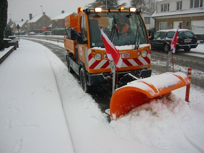 Sneeuwruimers maken de weg vrij in Brugge.