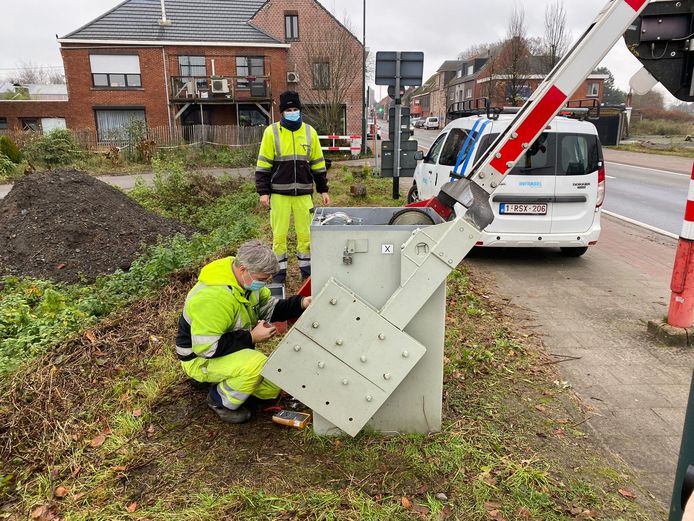 Arbeiders van Infrabel voeren dit weekend werken uit aan de nieuwe bovenleiding voor de spoorwegverbinding tussen Mol en Hasselt. De werken vonden plaats in Balen. Tegen eind 2022 moeten er voor het eerst elektrische treinen rijden op dat traject.