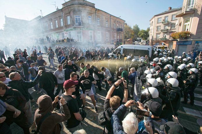 De politie gebruikte traangas en een waterkanon om zo'n 300 extreemrechtse betogers te verjagen die de eerste homorechtenmars probeerden tegen te houden.