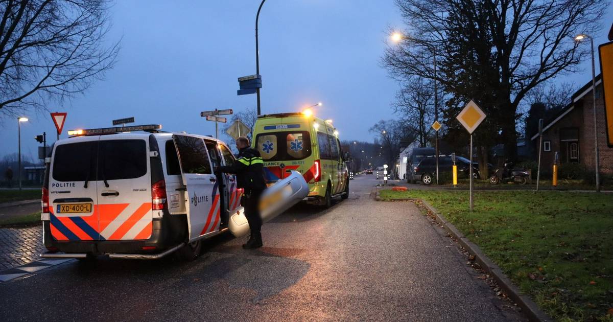Scooterrijder raakt gewond bij botsing met auto op kruising in Waspik, achterbumper schiet los.