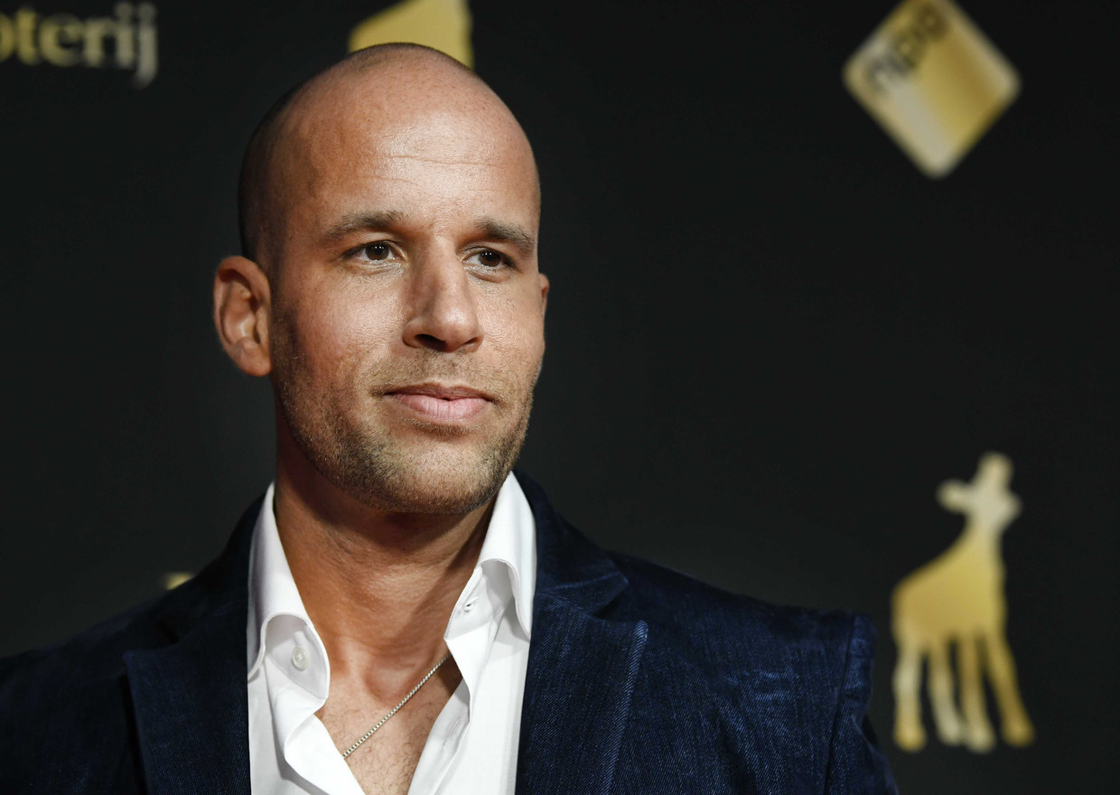Regisseur Eché Janga van de openingsfilm Bulado op de rode loper tijdens Nederlands Film Festival (NFF). De film won vrijdag de Gouden Kalf voor Beste Film.  Beeld ANP