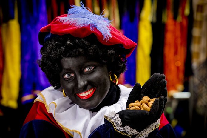 Een vrouw geschminkt als Zwarte Piet.