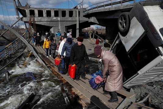 Mensen worden geëvacueerd uit de stad Irpin, dichtbij Kiev. 