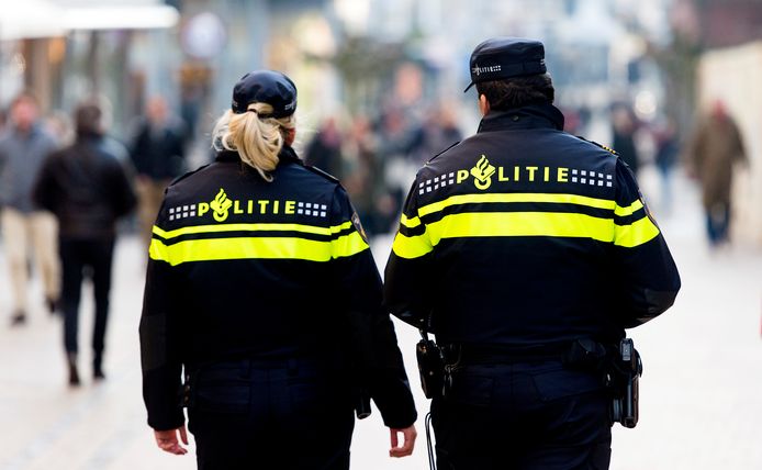Politieagenten in operationeel uniform op straat