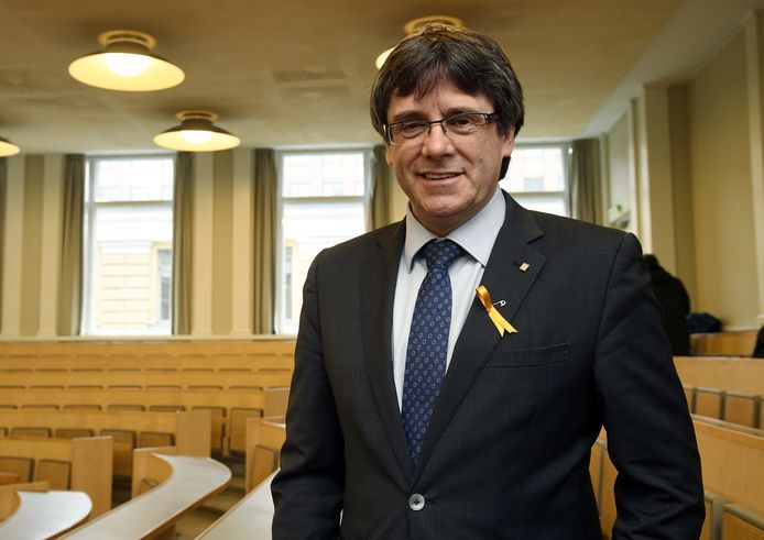 Carles Puigdemont voor zijn toespraak aan de universiteit van Helsinki.