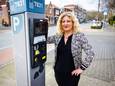 Annelieke van Halem, bij een van de parkeerautomaten in de Indische Buurt