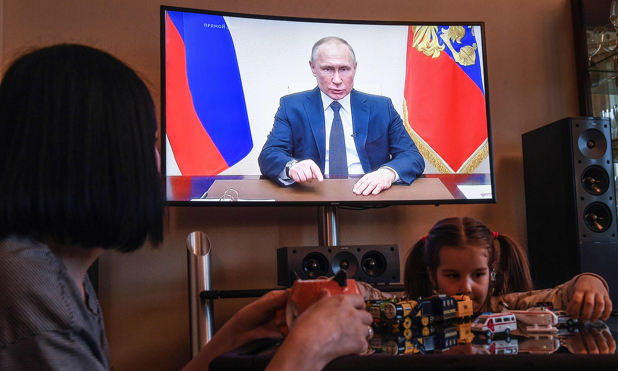 President Poetin spreekt de Russen toe via de staats-tv Beeld AFP