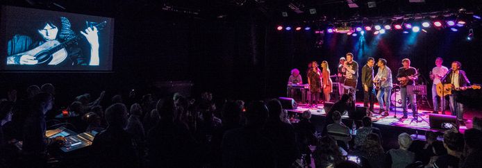 Een Neil Young Tribute tijdens Songs From The Heart in poppodium De Spot in Middelburg. Licht en geluid worden geregeld vanaf het mengpaneel in het midden van de zaal, links op de foto.