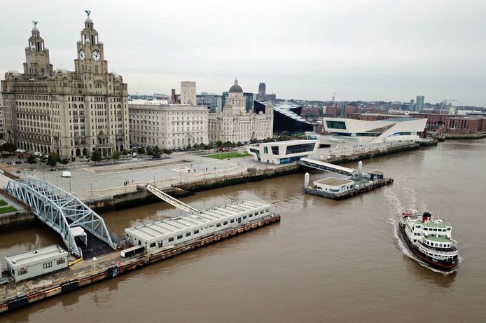 Een ferry vaart op de Mersey-rivier in Liverpool.