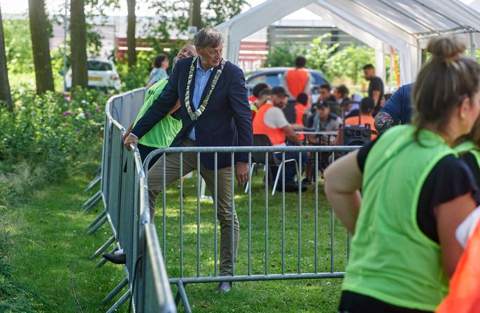 Burgemeester Paul Rüpp helpt mee bij de inrichting van de opvang voor vluchtelingen op ‘t Oventje in Zeeland.