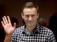 Oppositieleider Navalny zit een jaar vast, maar zegt 'nergens spijt van te hebben'. Hij heeft nog anderhalf jaar in de cel te gaan.