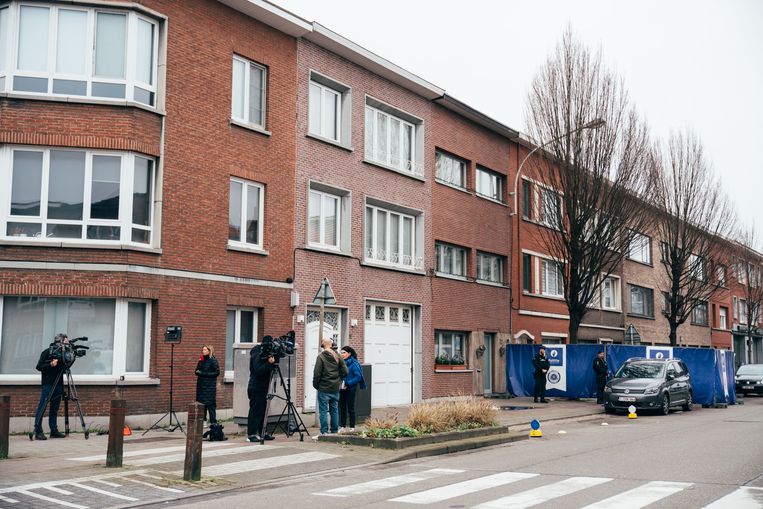 Journalisten brengen verslag uit in Merksem, waar de schietpartij plaatsvond. De oom van het overleden meisje, Othman E.B., woont in Dubai en is volgens het gerecht een beruchte drugscrimineel. Beeld Rebecca Fertinel
