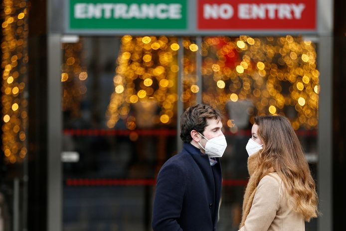 Mensen met mondmaskers in Rome.