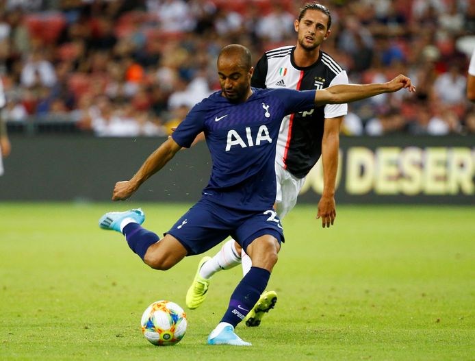 Lucas Moura haalt uit terwijl Adrien Rabiot toekijkt.