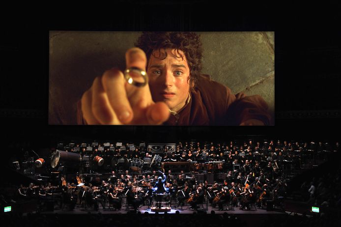 De Philharmonie Zuidnederland opent haar 10-jarig jubileum groots met het filmconcert: ‘The Fellowship of the Ring'. Terwijl de film wordt vertoond spelen en zingen meer dan 200 muzikanten en koorleden live de muziek.