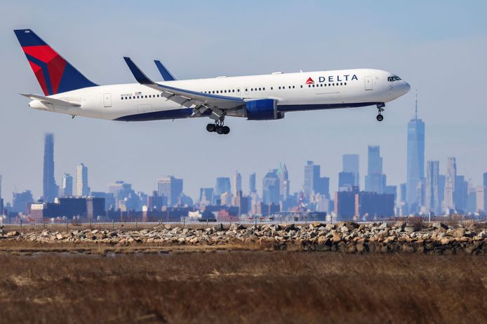 Foto ter illustratie: een Boeing 767 van Delta Airlines. Op de achtergrond New York.