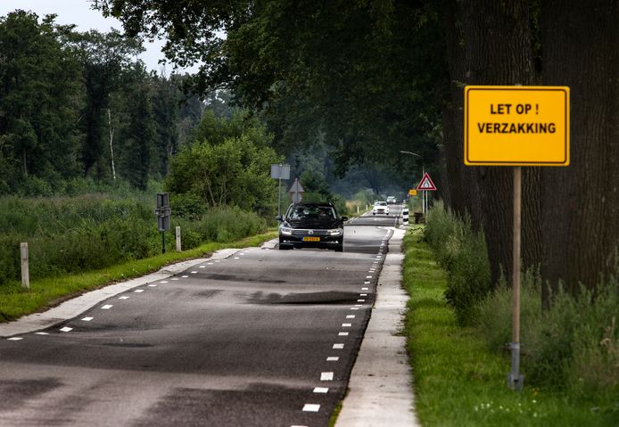 Verzakkingen in de nog maar kort vernieuwde Soemeersingel in Deurne. Foto DCI Media