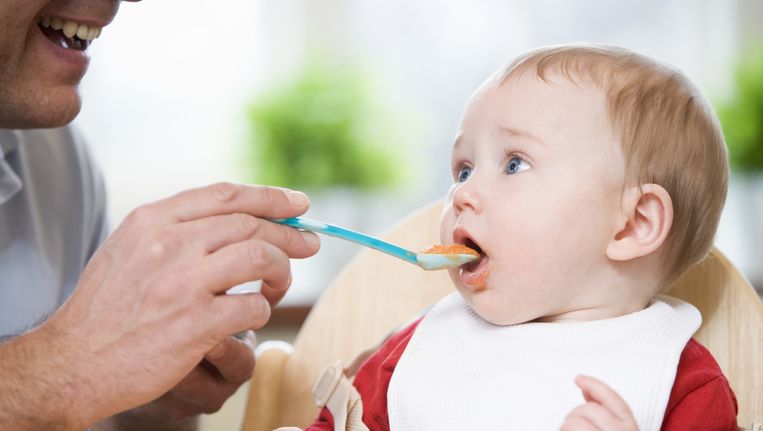 Ouders, het niet te snel op: baby's eten gezonder dan peuters