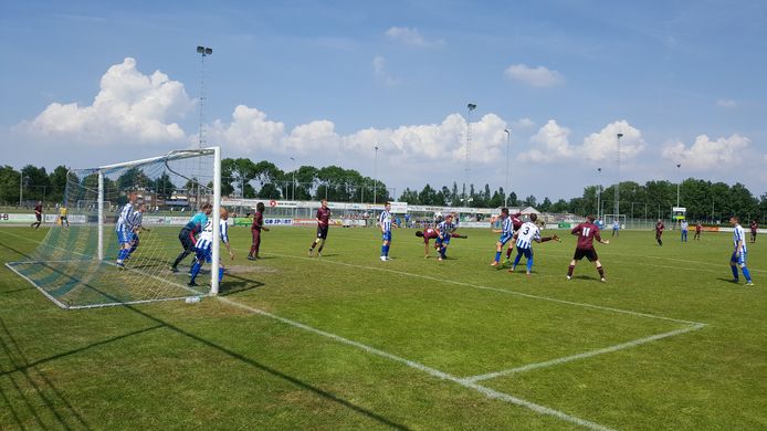 Een wedstrijdbeeld van het duel tussen Lopik en FC Driebergen
