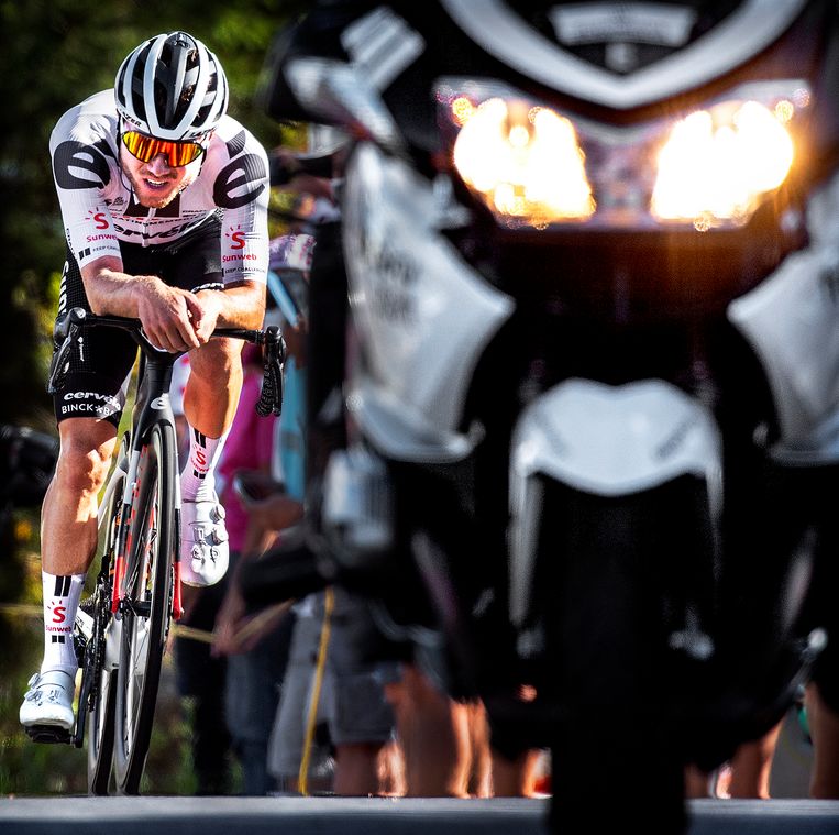 Marc Hirschi van Team DSM, voorheen Sunweb,  is op de laatste klim, de Suc au May, weg gesprongen en zal de etappe winnen. Beeld Klaas Jan van der Weij