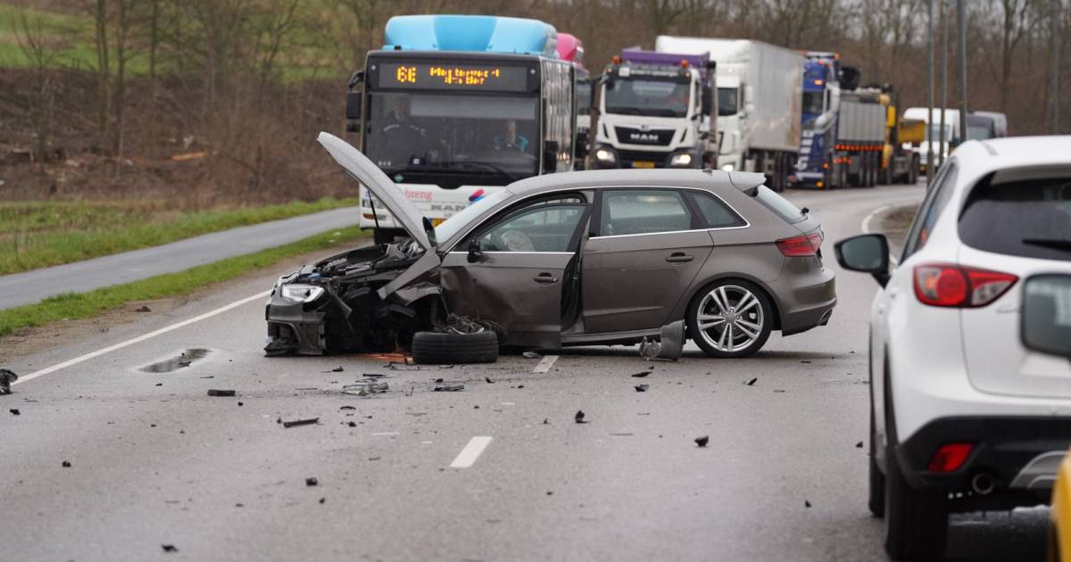 Zware frontale botsing in Westervoort: weg afgesloten.