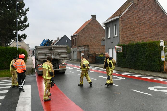 De vrachtwagenchauffeur remde en week nog uit naar links maar kon een aanrijding met de voetganger niet vermijden, langs de Izegemsestraat in Lendelede.