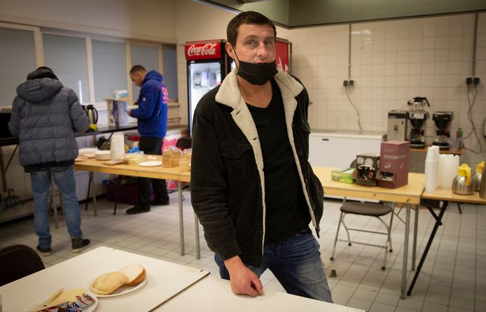 Emil Siewak in de kantine van de tijdelijke daklozenopvang aan de Rector Baptistlaan in Eindhoven.