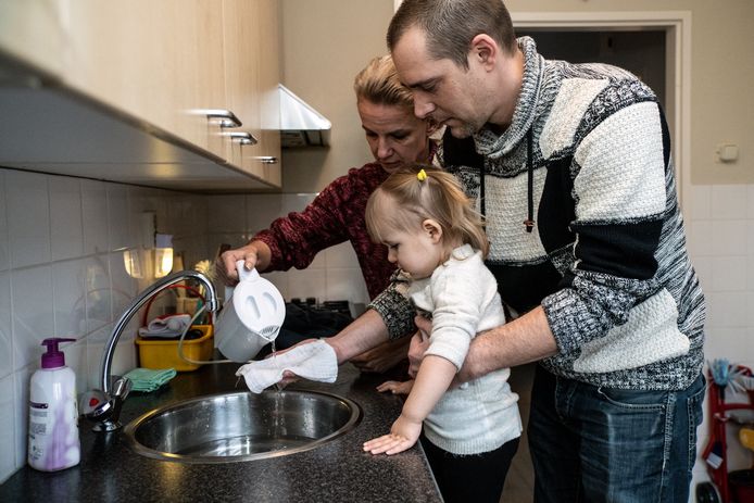 Leon en Nathalie Scanlon zijn bang dat ze dochter Lena straks met water uit de waterkoker moeten wassen.