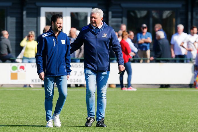 Tom Kalkhuis (links) en Herman Schreurs betreden het veld voor de wedstrijd van FC Breukelen tegen LRC Leerdam.