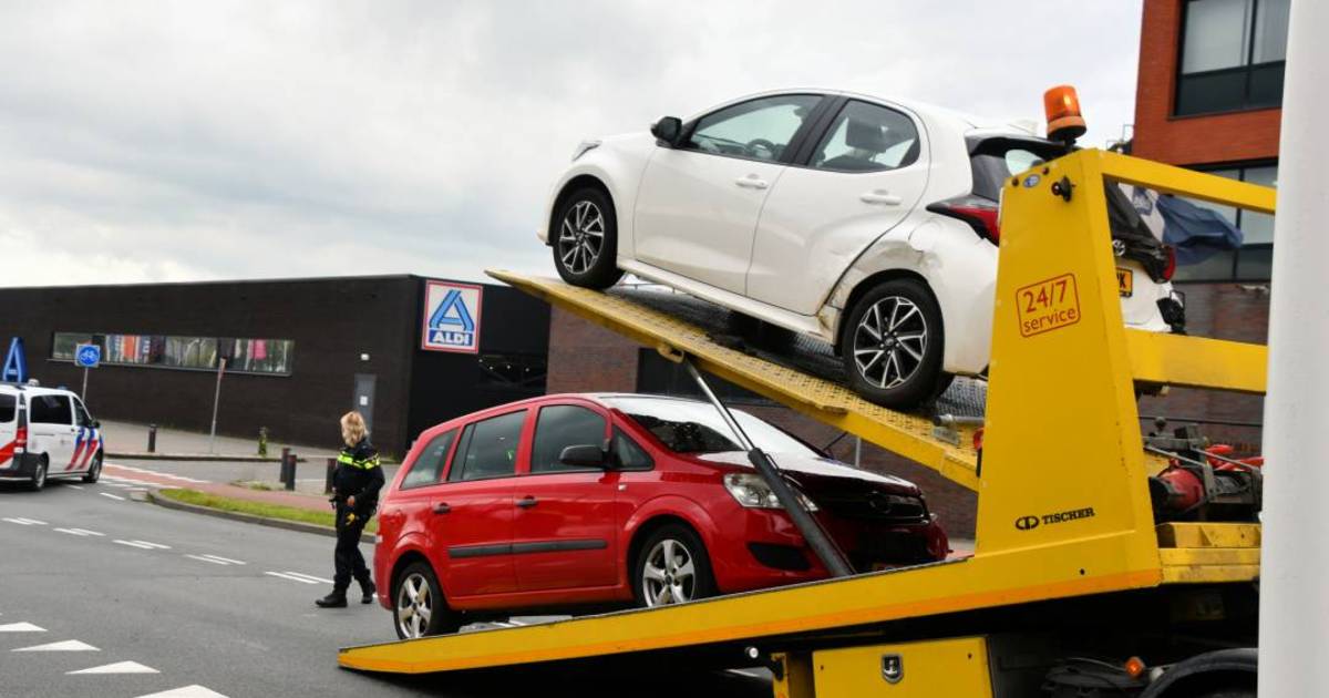 Twee autos in botsing op Kennedylaan in Terneuzen.