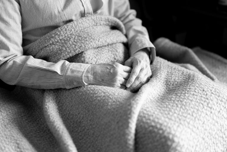 An elderly woman is sitting on the sofa at home.
A quiet scene in the living room of a house, sitting on a sofa with a lap blanket.
Aging society.
Janneke & het hospice Beeld Getty Images/iStockphoto
