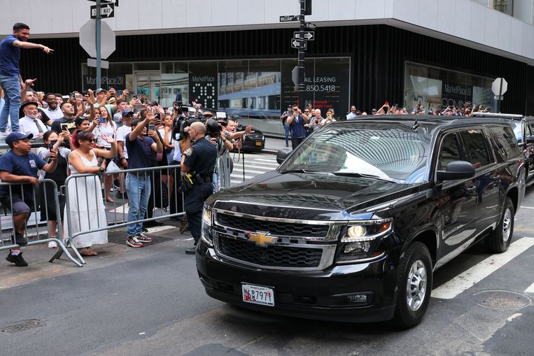 Publiek zwaait naar Donald Trump, na een depositie op 10 augustus in New York.  Beeld  Michael M. Santiago / Getty Images