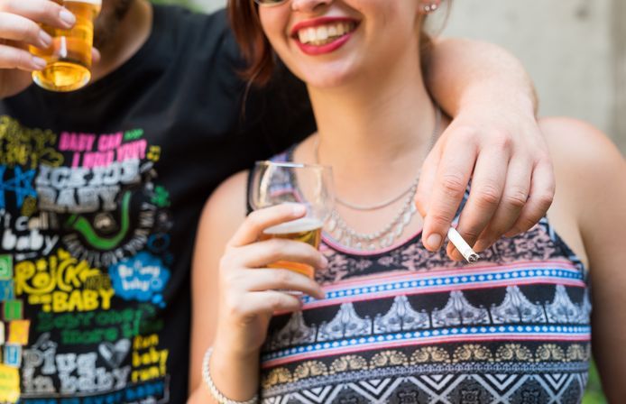 Een jongere rookt een sigaret en drinkt een biertje, ter illustratie.
