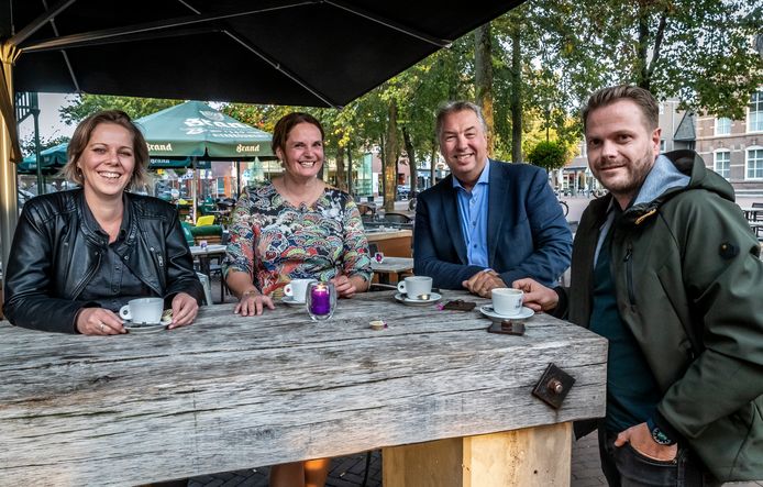 De huidige vier raadsleden van CDA Deurne. (vlnr) Carline Sterk, Riny van Leeuwen-Berkvens, Leo Cuijpers en de nieuwe lijsttrekker Benny Munsters