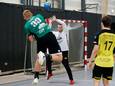 Houten-keeper Björn Brachten brengt redding op een inzet van Tachos. De doelverdediger speelde een cruciale rol in de winst van Handbal Houten.