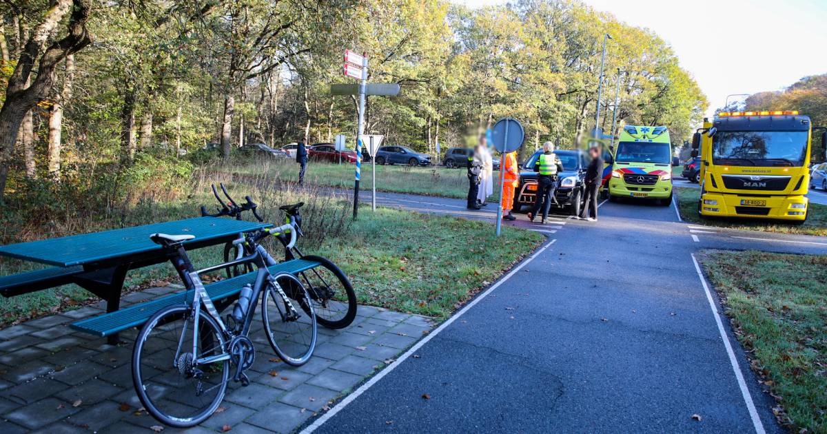 Wielrenner gewond na botsing met auto in Uddel.