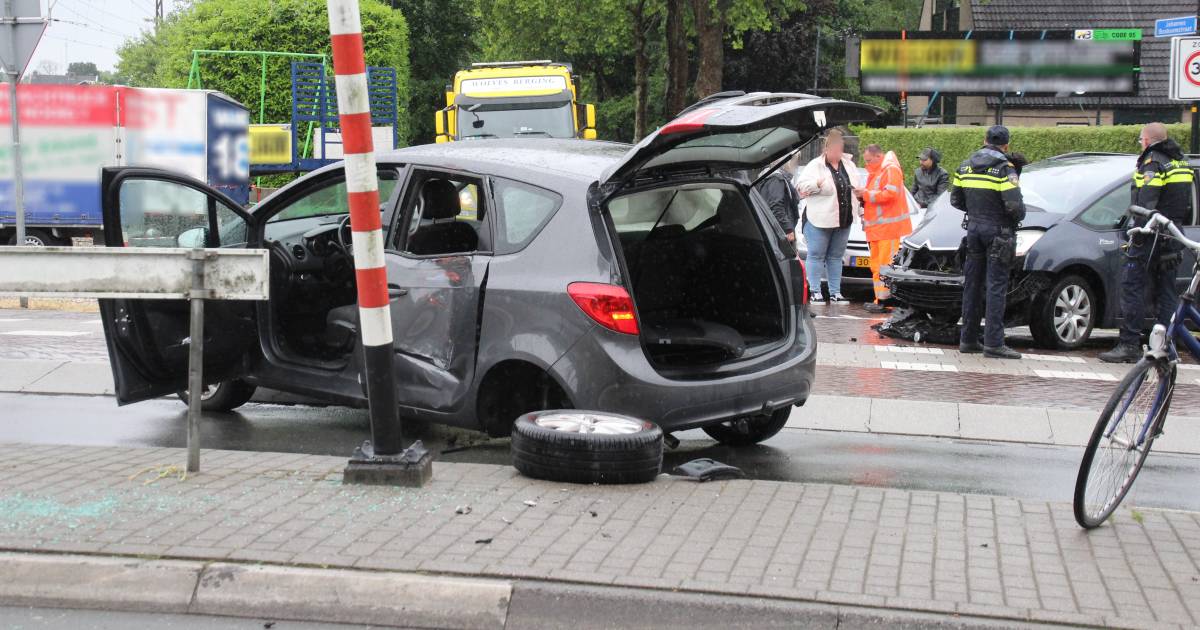 Ravage in Apeldoorn door flinke botsing tussen twee auto’s.