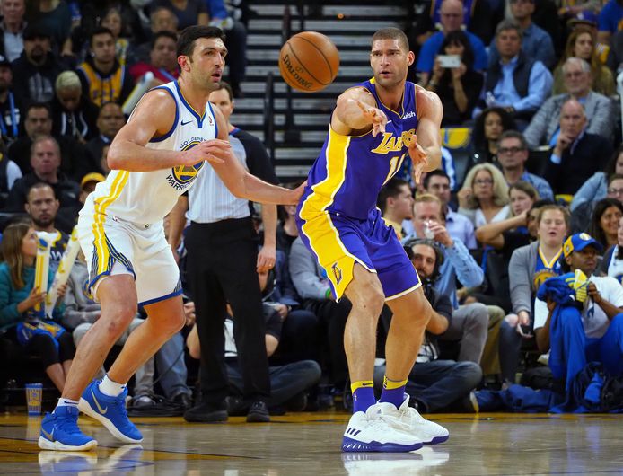 Brook Lopez (r) speelt de bal namens LA Lakers, Zaza Pachulia van de Golden State Warriors kijkt toe.