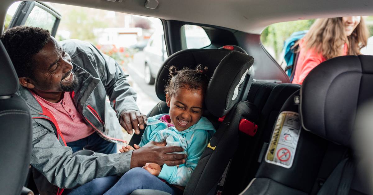 Billy sticker Rusteloos Hoe maak je een babyzitje veilig vast? En mag je kind voorin zitten? Zo  vertrek je veilig op autovakantie met de kids | Reisgids | hln.be